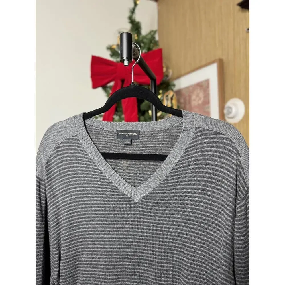 Banana Republic Men's Gray Striped V-Neck Sweater